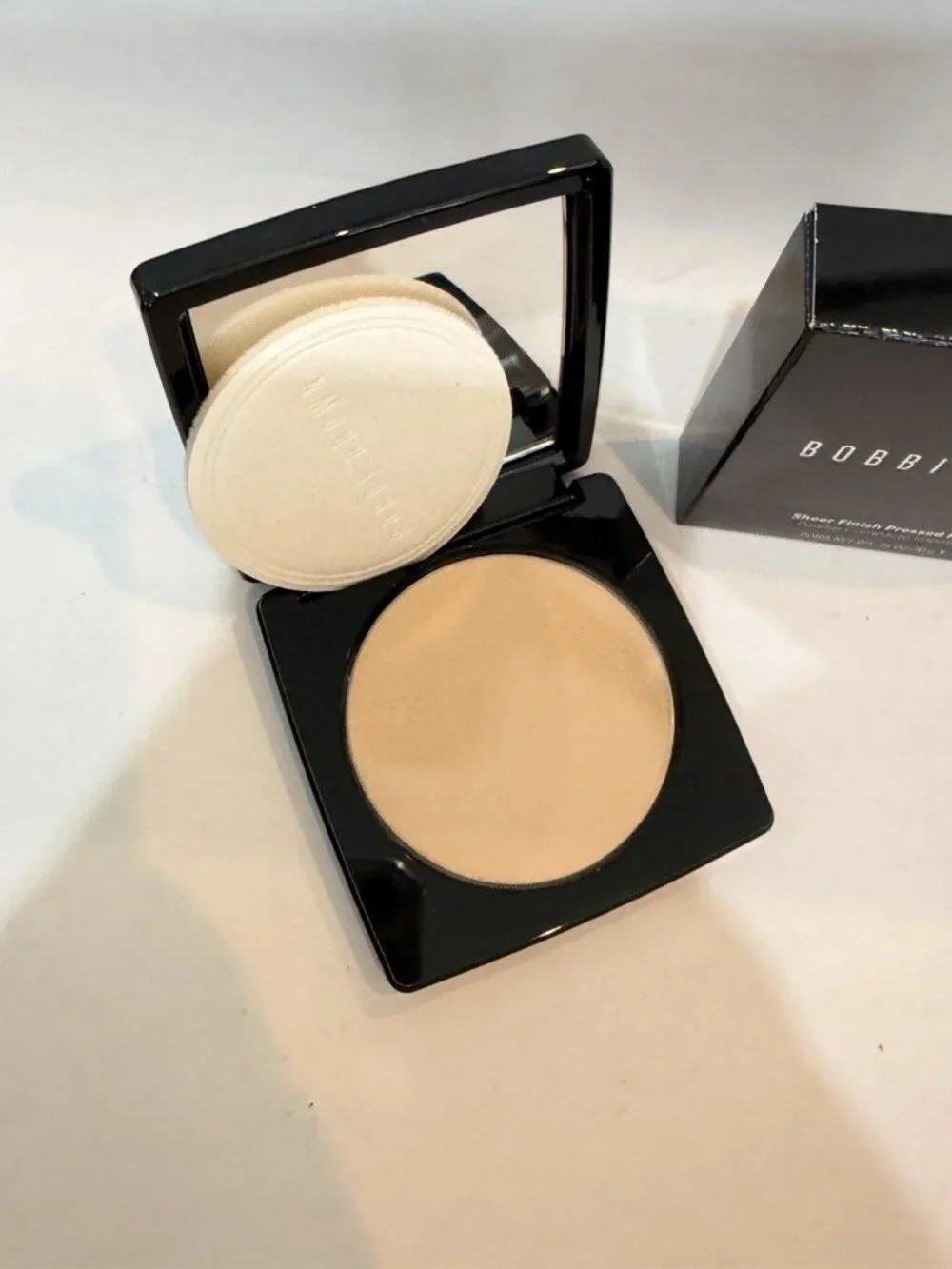 Bobbi Brown Sheer Finish Pressed Setting Powder Pale yellow New W/ Box